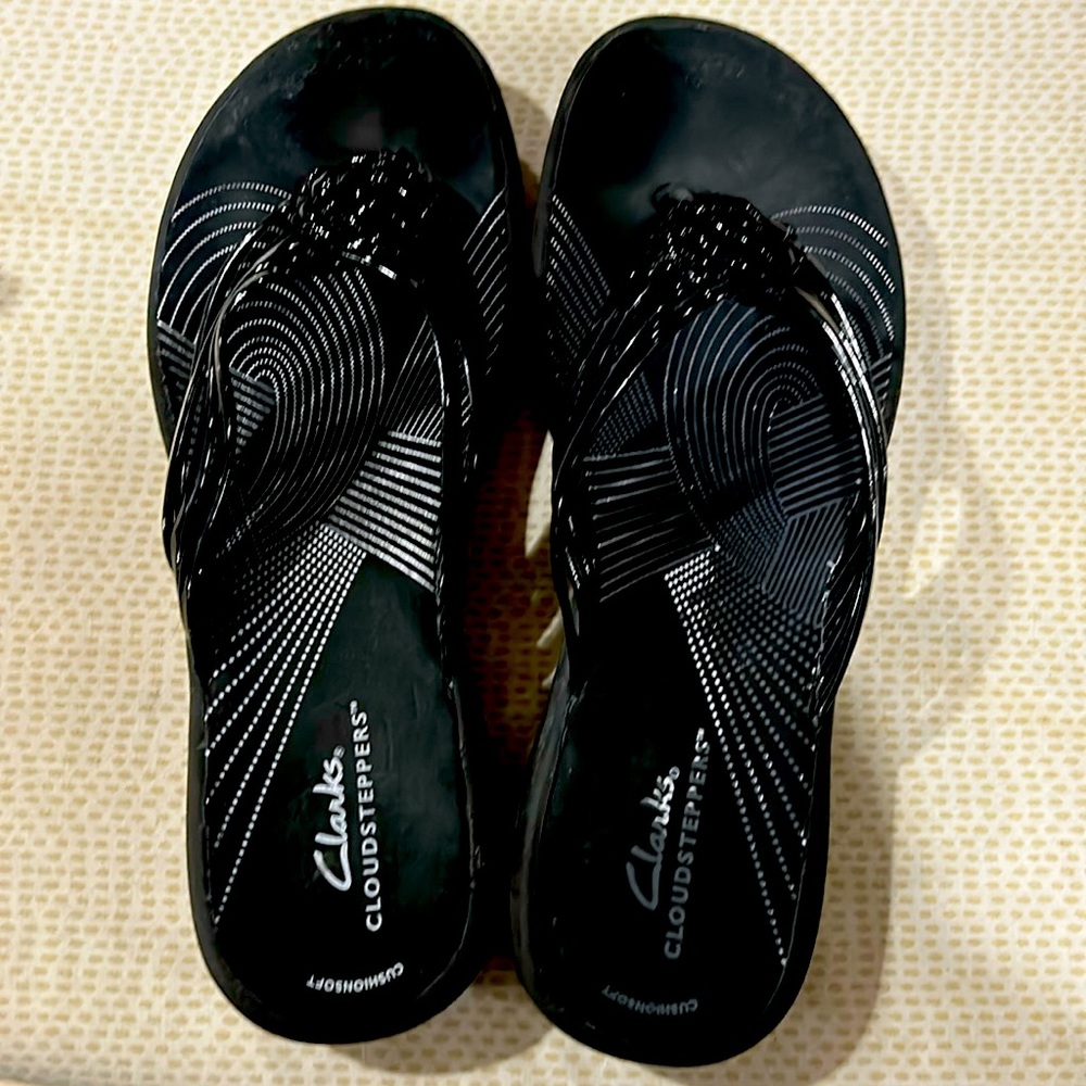 Black sandals perfect for beach wear size 9